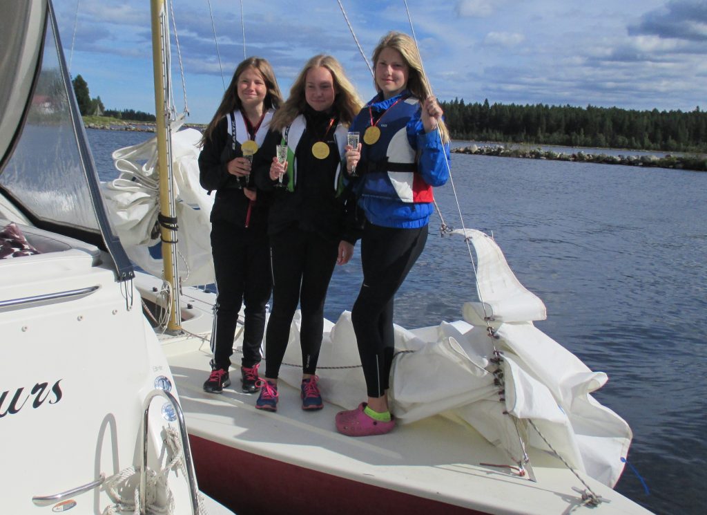 Railcare Soling seglades av dom tre unga tjejerna Moa Hedman, Selma Wikberg och Niva Sjöstedt. Dom lyckades både med medaljplats och att sänka medelåldern radikalt